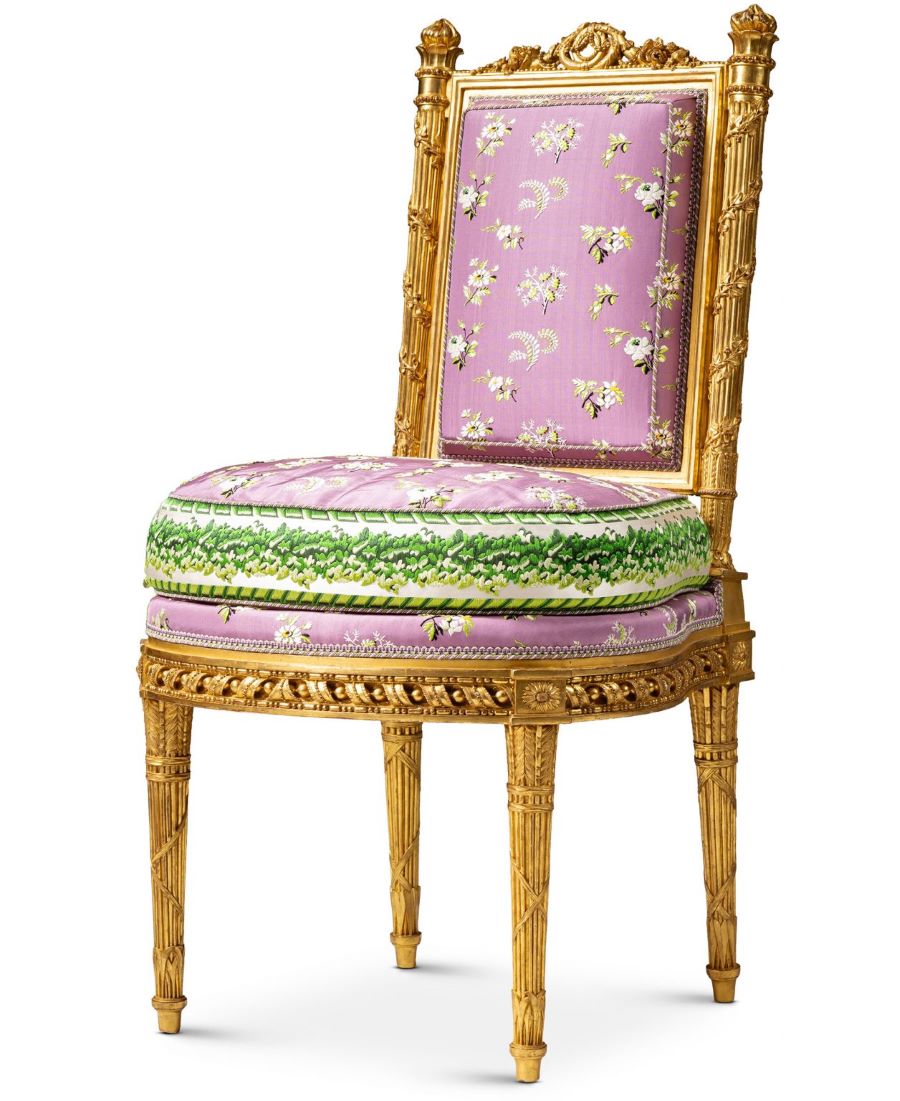 Ξύλινη επίχρυση καρέκλα εποχής Λουδοβίκου XVI από το μπουντουάρ της Μαρίας Αντουανέτας στις Βερσαλλίες