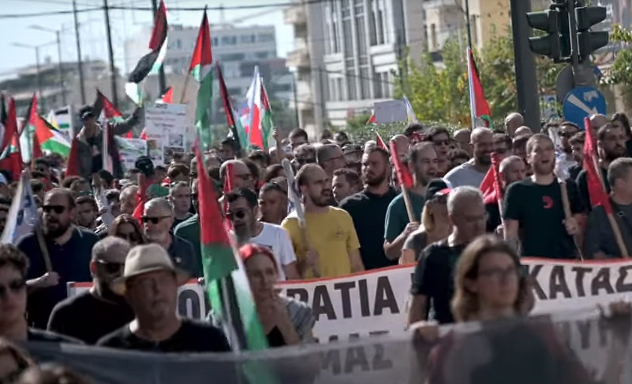 διαδηλωτές σε συλλαλητήριο του ΠΑΜΕ για τη Γάζα
