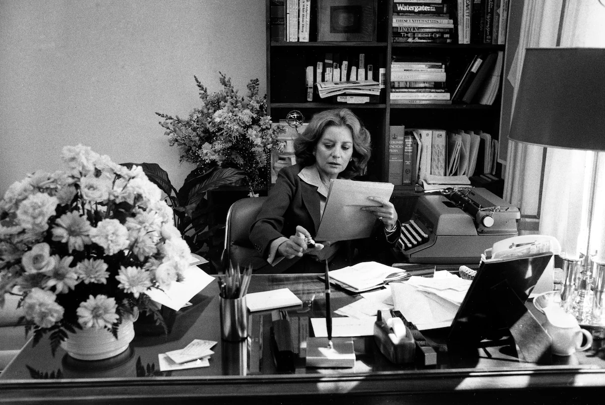 H Μπάρμπαρα Γουόλτερς στο γραφείο της την εποχή της ακμής της καριέρας της