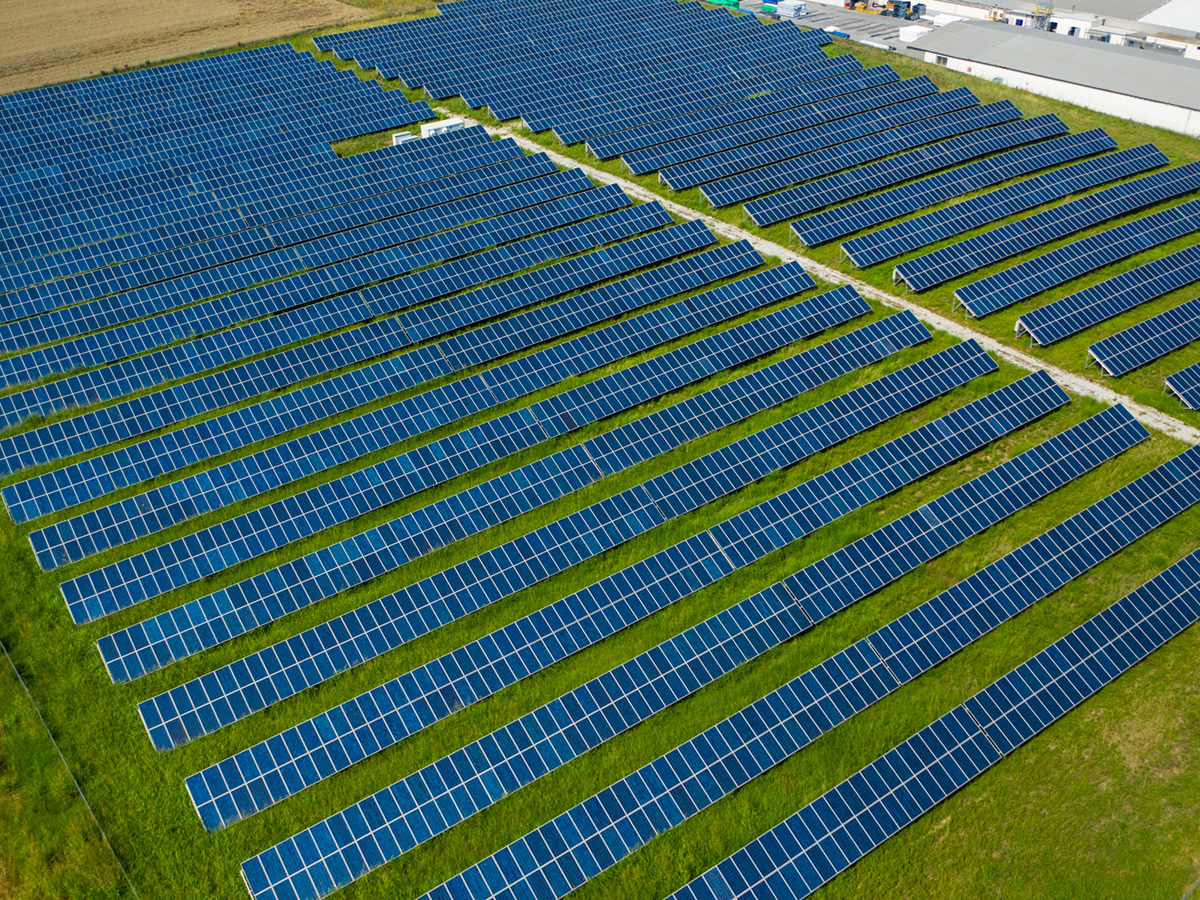 Λειτουργία φωτοβολταϊκών πάνελ με τρέχουσα συνολική χωρητικότητα 6,7 MW και πλάνο περαιτέρω επέκτασης. Ως αποτέλεσμα, η ηλιακή και η γεωθερμική ενέργεια αυξήθηκαν κατά 6,23% επιβεβαιώνοντας την δέσμευσή του Ομίλου για ένα βιώσιμο μέλλον.
