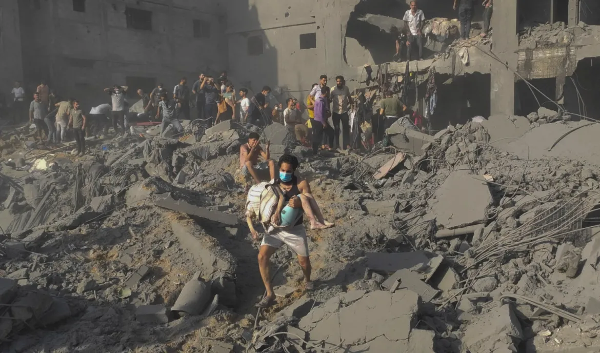 Άνθρωποι στα ερείπια μετά από ισραηλινό βομβαρδισμό στη Λωρίδα της Γάζας