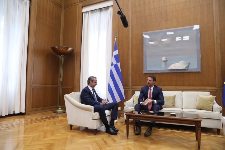 Ο πρωθυπουργός Κυριάκος Μητσοτάκης συνομιλεί με τον πρόεδρο του ΣΥΡΙΖΑ - Προοδευτική Συμμαχία, Στέφανο Κασσελάκη, κατά τη συνάντησή τους στο γραφείο του πρωθυπουργού στη Βουλή, την Τετάρτη 1 Νοεμβρίου 2023/ ΑΠΕ-ΜΠΕ/ΓΡΑΦΕΙΟ ΤΥΠΟΥ ΠΡΩΘΥΠΟΥΡΓΟΥ/ΔΗΜΗΤΡΗΣ ΠΑΠΑΜΗΤΣΟΣ
