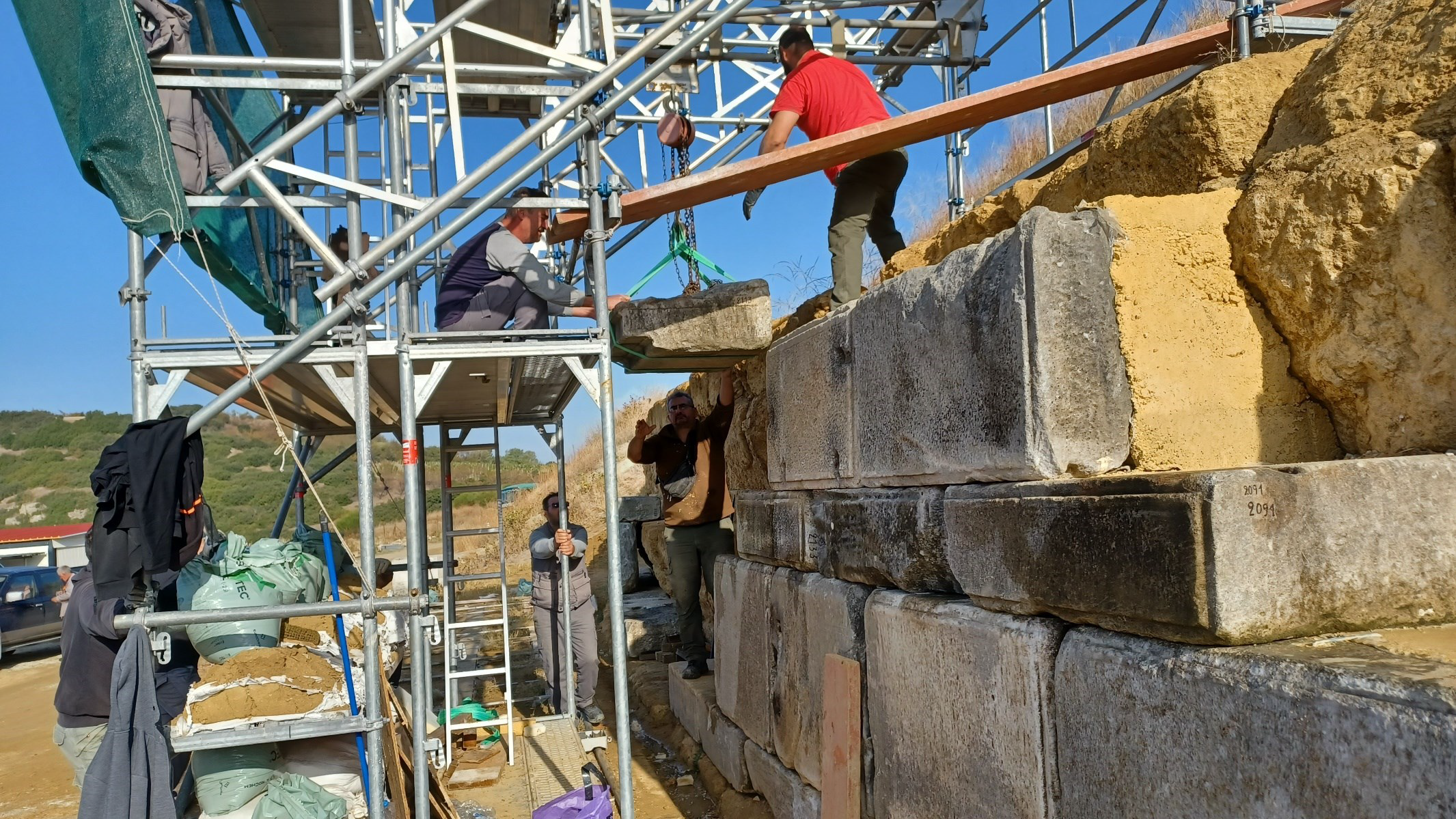 Διάσπαρτα αρχιτεκτονικά μέλη από τον αρχαίο περίβολο του Τύμβου Καστά επιστρέφουν στη θέση τους 