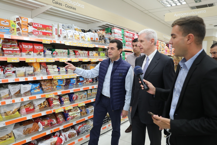 Ο υπουργός Ανάπτυξης Κώστας Σκρέκας πραγματοποιεί ενημερωτική επίσκεψη σε σούπερ μάρκετ στο Μαρούσι, στο πλαίσιο της πρωτοβουλίας «Μόνιμη Μείωση Τιμής» (ΑΠΕ-ΜΠΕ)