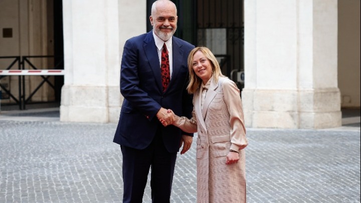 Η Ιταλίδα πρωθυπουργός Τζόρτζια Μελόνι με τον Αλβανό ομόλογό της, Έντι Ράμα