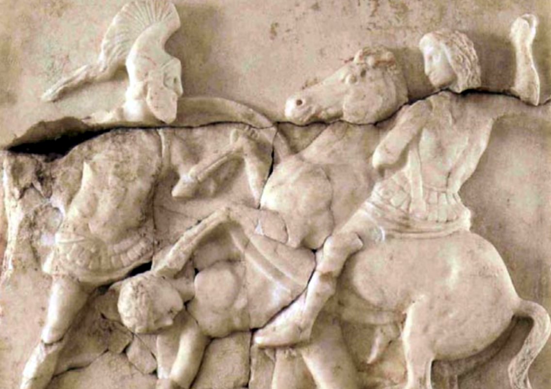 Ανάγλυφη παράσταση με την σκηνή σύγκρουσης οπλίτη με μακεδόνα ιππέα. Μέρος της στήλης του Παγχάρους. Αρχαιολογικό Μουσείο Πειραιά