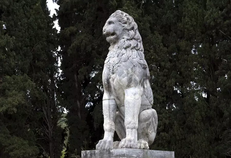 Ο Λέων της Χαιρώνειας, επιτύμβιο μνημείο προς τιμήν των Ιερολοχιτών που έπεσαν στη μάχη. Αποκαλύφθηκε σε πέντε κομμάτια ύστερα από ανασκαφές, το 1818