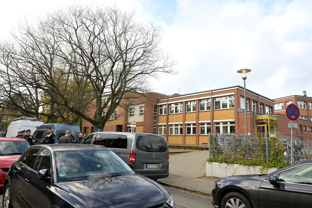 Ένας αστυνομικός εργάζεται στον τόπο μιας κατάστασης απειλής σε ένα σχολείο στην περιοχή Blankenese, αφού τα τοπικά μέσα ενημέρωσης ανέφεραν ότι δύο ένοπλοι άνθρωποι είχαν φραγεί σε μια τάξη στο Αμβούργο της Γερμανίας, 8 Νοεμβρίου 2023. REUTERS/Fabian Bimme