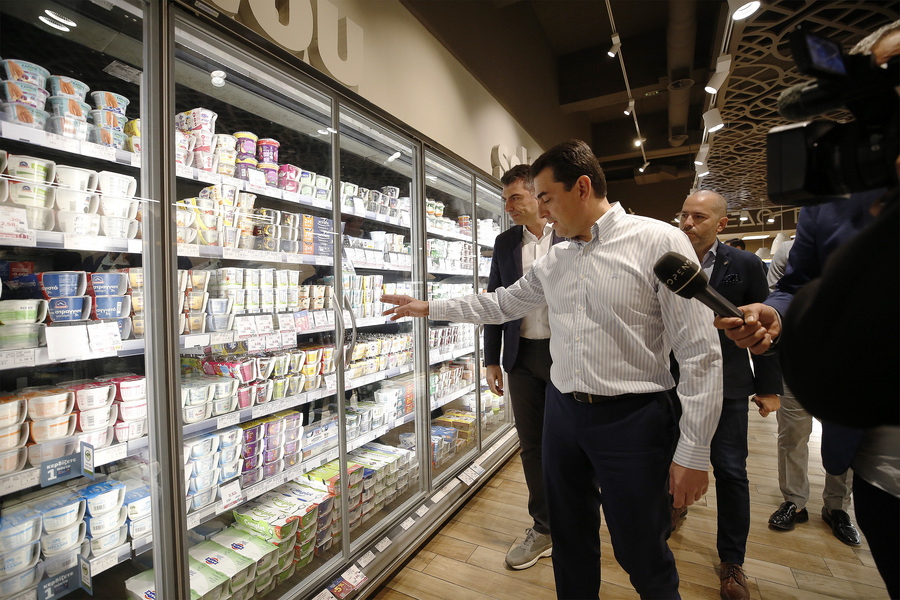 O υπουργός Ανάπτυξης Κώστας Σκρέκας πραγματοποιεί ενημερωτική επίσκεψη σε υποκατάστημα super market της αλυσίδας "Μασούτης" στο Γαλάτσι, στο πλαίσιο της πρωτοβουλίας «Μόνιμη Μείωση Τιμής»