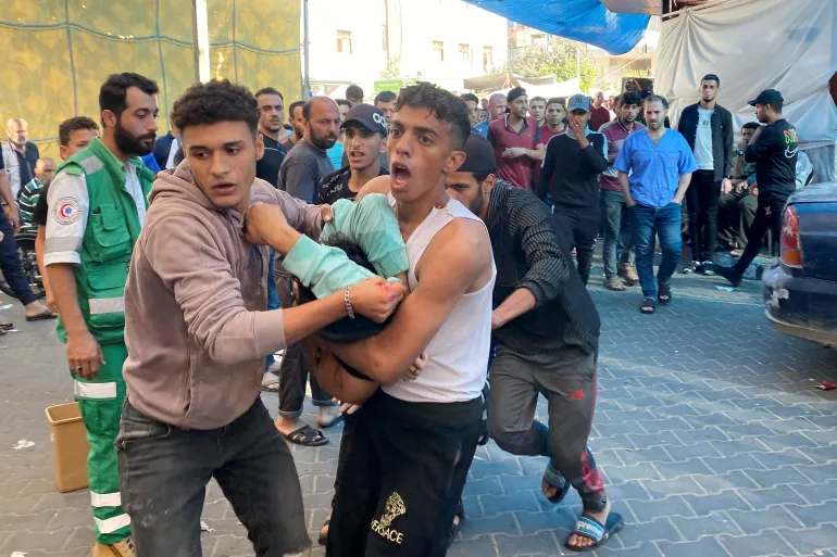 Παλαιστίνιοι φέρουν θύματα από ισραηλινές επιθέσεις στο νοσοκομείο Al-Shifa [Doaa Rouqa/Reuters]
