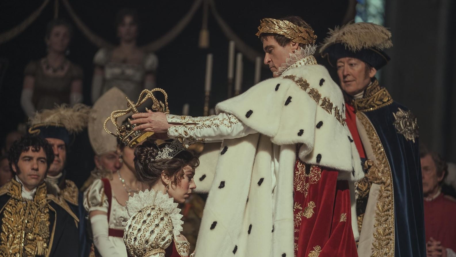 Σκηνή από την ταινία του Ρίντλεϊ Σκοτ «Ναπολέων» με τον Χοακίν Φίνιξ στον ρόλο, ενώ στέφει αυτοκράτειρα την Ιωσηφίνα 