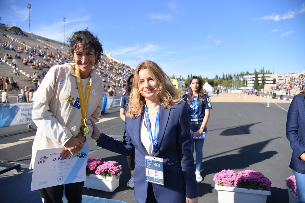Η Νάνση Βέρρα, Chief Legal, Regulatory & Compliance Officer του ΟΠΑΠ, βραβεύει την Γκλόρια Πριβολέτζιο, 3η στη γενική κατάταξη και 1η στο Πανελλήνιο πρωτάθλημα Μαραθωνίου γυναικών 