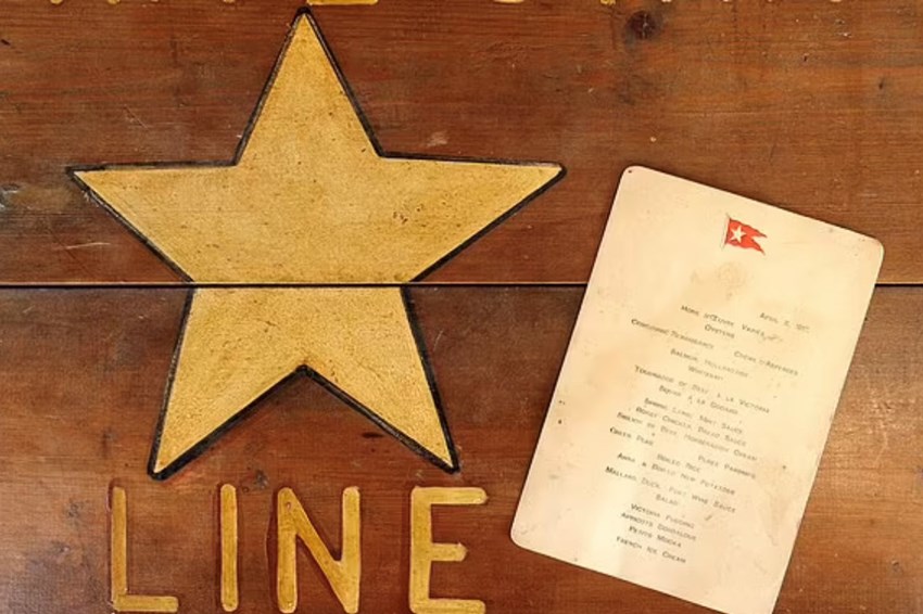 Το μενού με ανάγλυφο το έμβλημα «White Star Line» σε κόκκινο χρώμα. Αρχικά θα α περιελάμβανε και τα επιχρυσωμένα αρχιγράμματα της Ocean Steamship Navigation Company, μαζί με το όνομα του πλοίου - Τιτανικός