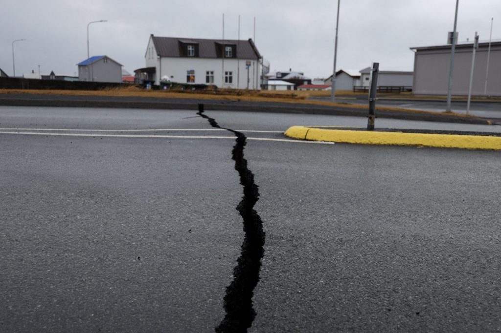 Δρόμος κομμένος στα δύο στην Ισλανδία
