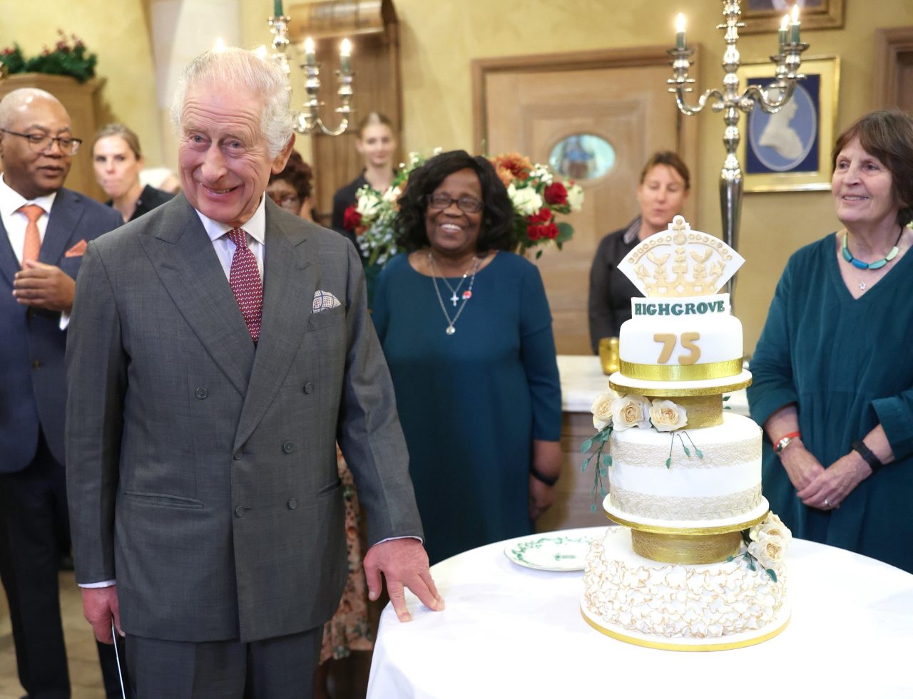 Ο βασιλιάς Κάρολος σβήνει την τούρτα γενεθλίων του