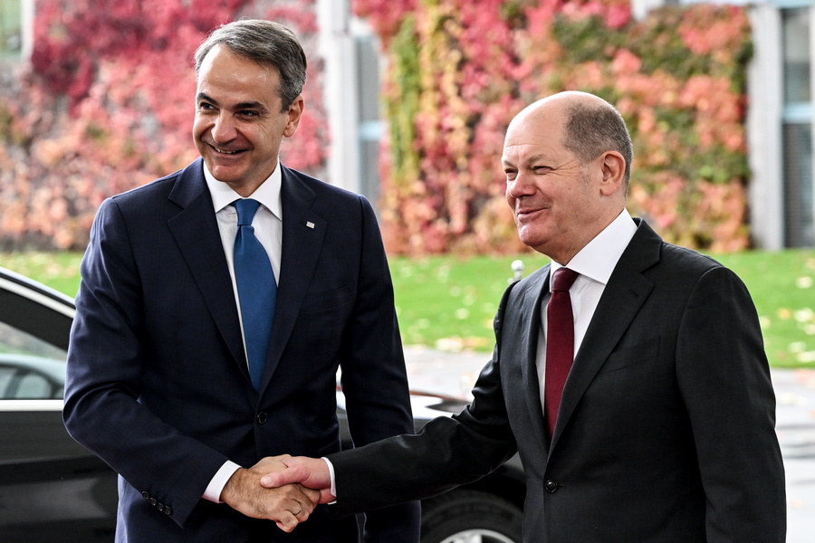 Ο πρωθυπουργός Κυριάκος Μητσοτάκης συναντάται με τον καγκελάριο της Γερμανίας Olaf Scholz, κατά τη διάρκεια συνάντησής τους στην Καγκελαρία, Βερολίνο, Τρίτη 14 Νοεμβρίου 2023 (ΑΠΕ-ΜΠΕ)