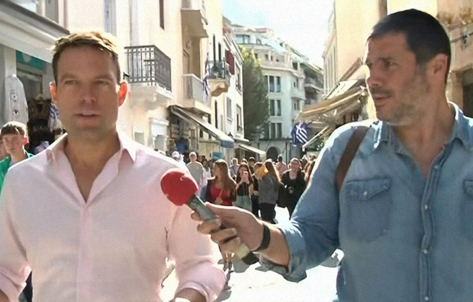 Ο Κασσελάκης δίνει συνέντευξη στο... δρόμο