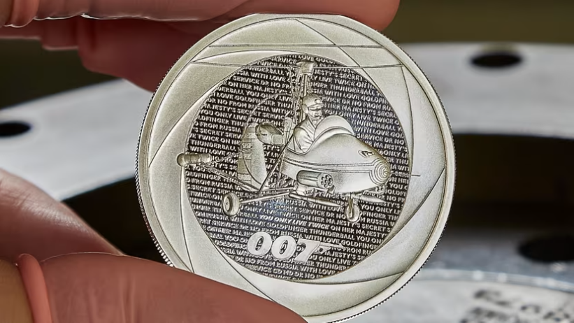 Το νόμισμα του Βασιλικού Νομισματοκοπείου που απεικονίζει τον James Bond.