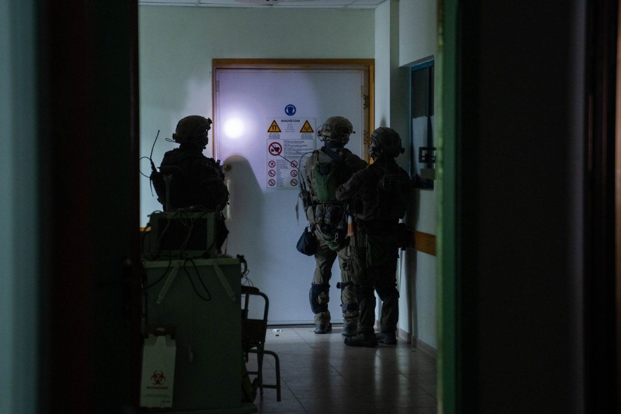 Ισραηλινοί στρατιώτες στο νοσοκομείο Αλ Σίφα της Γάζας