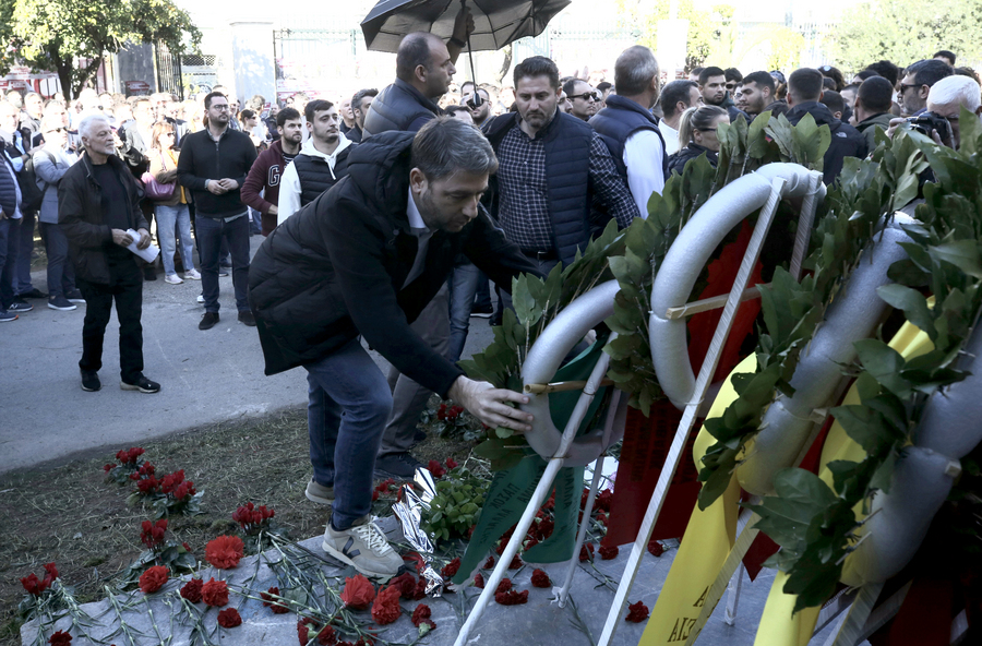 Ο πρόεδρος του ΠΑΣΟΚ - Κινήματος Αλλαγής Νίκος Ανδρουλάκης καταθέτει στεφάνι στο μνημείο του Πολυτεχνείου, κατά τη διάρκεια της έναρξης των τριήμερων εκδηλώσεων για τον εορτασμό των 50 χρόνων από την εξέγερση των φοιτητών του Πολυτεχνείου τον Νοέμβρη του 1973 κατά της χούντας