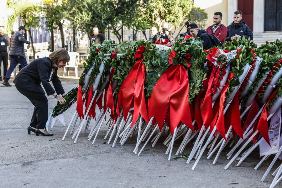 Η Πρόεδρος της Δημοκρατίας Κατερίνα Σακελλαροπούλου καταθέτει στεφάνι στο μνημείο του Πολυτεχνείου, στο πλαίσιο των τριήμερων εκδηλώσεων για τον εορτασμό των 50 χρόνων από την εξέγερση των φοιτητών του Πολυτεχνείου τον Νοέμβρη του 1973 κατά της χούντας, Αθήνα (ΑΠΕ-ΜΠΕ)