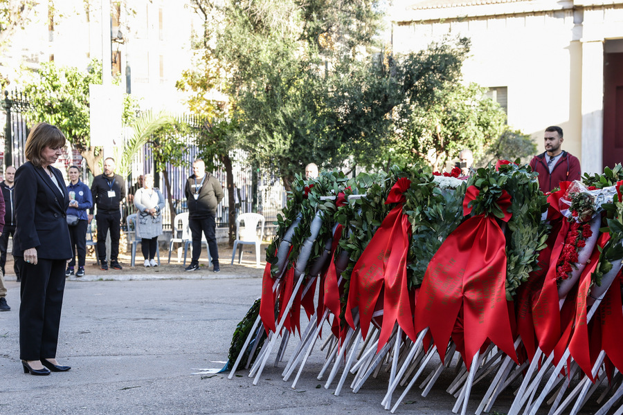 Η Πρόεδρος της Δημοκρατίας Κατερίνα Σακελλαροπούλου καταθέτει στεφάνι στο μνημείο του Πολυτεχνείου, στο πλαίσιο των τριήμερων εκδηλώσεων για τον εορτασμό των 50 χρόνων από την εξέγερση των φοιτητών του Πολυτεχνείου τον Νοέμβρη του 1973 κατά της χούντας, Αθήνα (ΑΠΕ-ΜΠΕ)