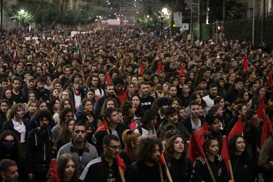 Φοιτητές, συμμετέχουν σε πορεία για την εξέγερση του Πολυτεχνείου που έγινε το 1973, προς την πρεσβεία των ΗΠΑ, Αθήνα, Παρασκευή 17 Νοεμβρίου 2023. 