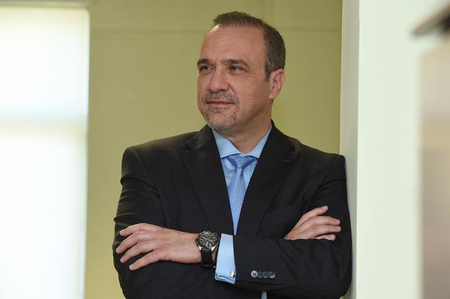 O επικεφαλής του ΤΧΣ, Ηλίας Ξηρουχάκης, ανακοίνωσε καθυστερημένα την τιμή που προσφέρει η UniCredit