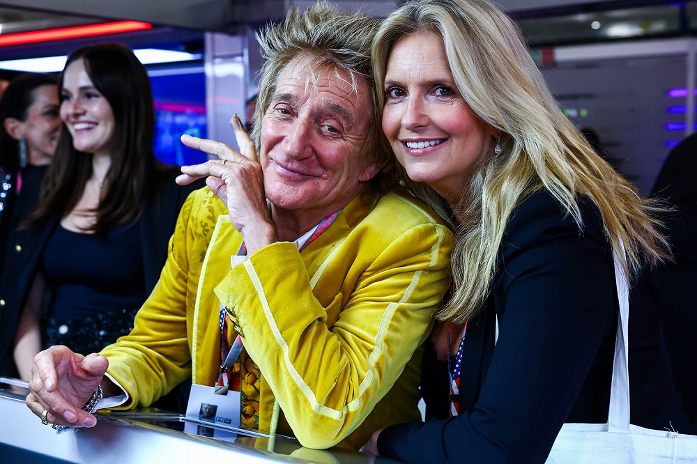 Ο τραγουδιστής Rod Stewart και η σύζυγός του Penny Lancaster