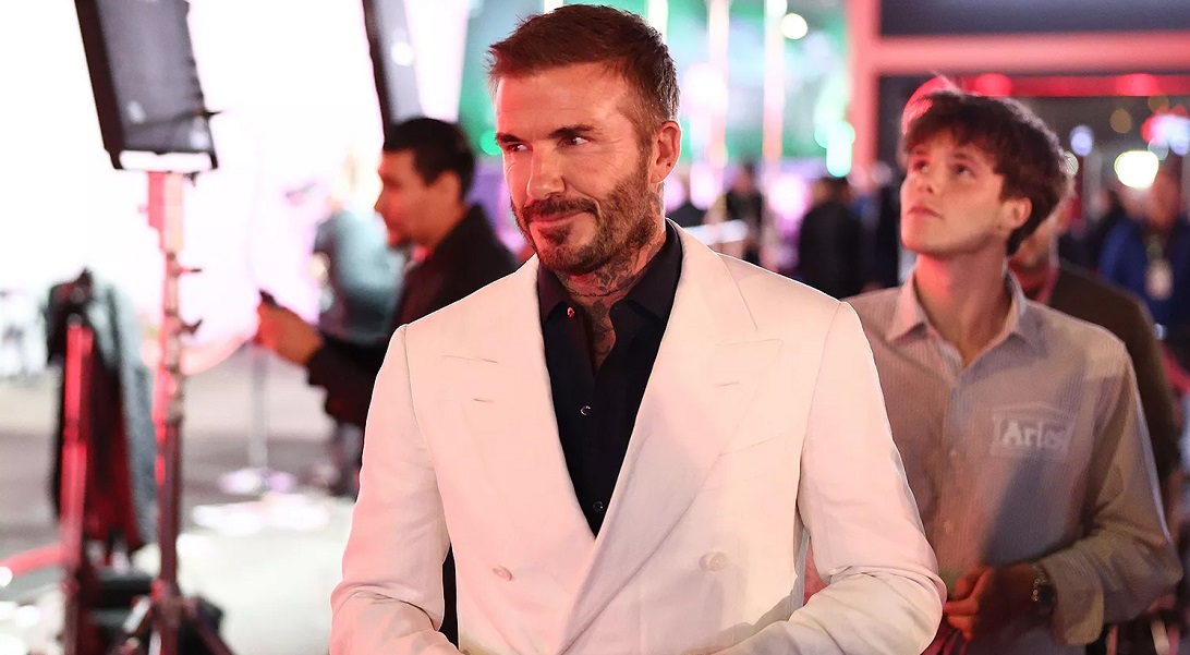 Καλεσμένος της Ferrari ήταν ο David Beckham πίσω του διακρίνεται και ο γιός του Cruz Beckham.