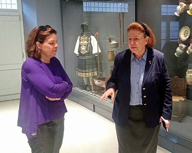 Η υπουργός Πολιτισμού, Λίνα Μενδώνη, και η διευθύντρια του Μουσείου Νεώτερου Ελληνικού  Πολιτισμού, Έλενα Μελίδη