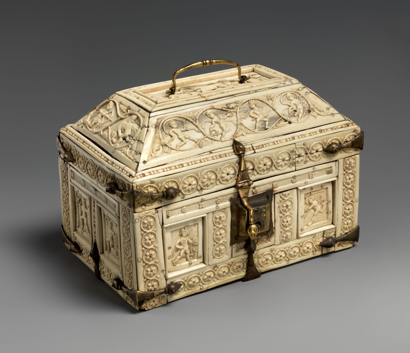 Χρυσελεφάντινο κουτί με την θεά Ίσιδα και τον θεό Διόνυσο. Κατασκευασμένο στην Κωνσταντινούπολη (11ος αιώνας)