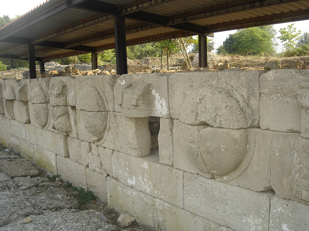 Οι ασπίδες που ανέθεσε ο Μέγας Αλέξανδρος στο Δίον μετά την νίκη στον Γρανικό ποταμό