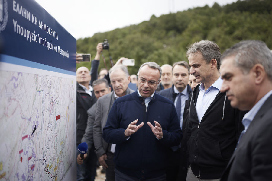 (Ξένη Δημοσίευση) Ο πρωθυπουργός Κυριάκος Μητσοτάκης, συνοδευόμενος από τον υπουργό Υποδομών και Μεταφορών Χρήστο Σταϊκούρα, επισκέπτεται το εργοτάξιο του αυτοκινητόδρομου Μπράλος - Άμφισσα, Πέμπτη 23 Νοεμβρίου 2023. Ο πρωθυπουργός Κυριάκος Μητσοτάκης πραγματοποιεί περιοδεία στη Φθιώτιδα και τη Φωκίδα. ΑΠΕ-ΜΠΕ/ΓΡΑΦΕΙΟ ΤΥΠΟΥ ΠΡΩΘΥΠΟΥΡΓΟΥ/ΔΗΜΗΤΡΗΣ ΠΑΠΑΜΗΤΣΟΣ