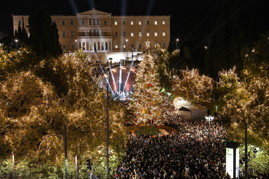 Κόσμος στην πλατεία Συντάγματος κατά τη διάρκεια εκδήλωσης φωταγώγησης του Χριστουγεννιάτικου Δέντρου, Αθήνα, Πέμπτη 23 Νοεμβρίου 2023