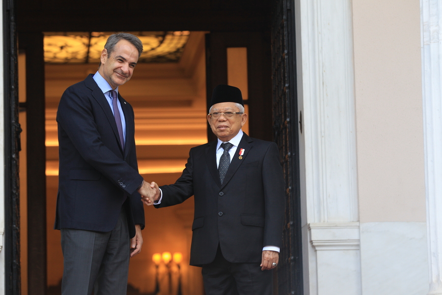 Ο πρωθυπουργός Κυριάκος Μητσοτάκης υποδέχεται τον αντιπρόεδρο της Δημοκρατίας της Ινδονησίας Ma'ruf Amin, κατά την διάρκεια συνάντησής τους στο Μέγαρο Μαξίμου