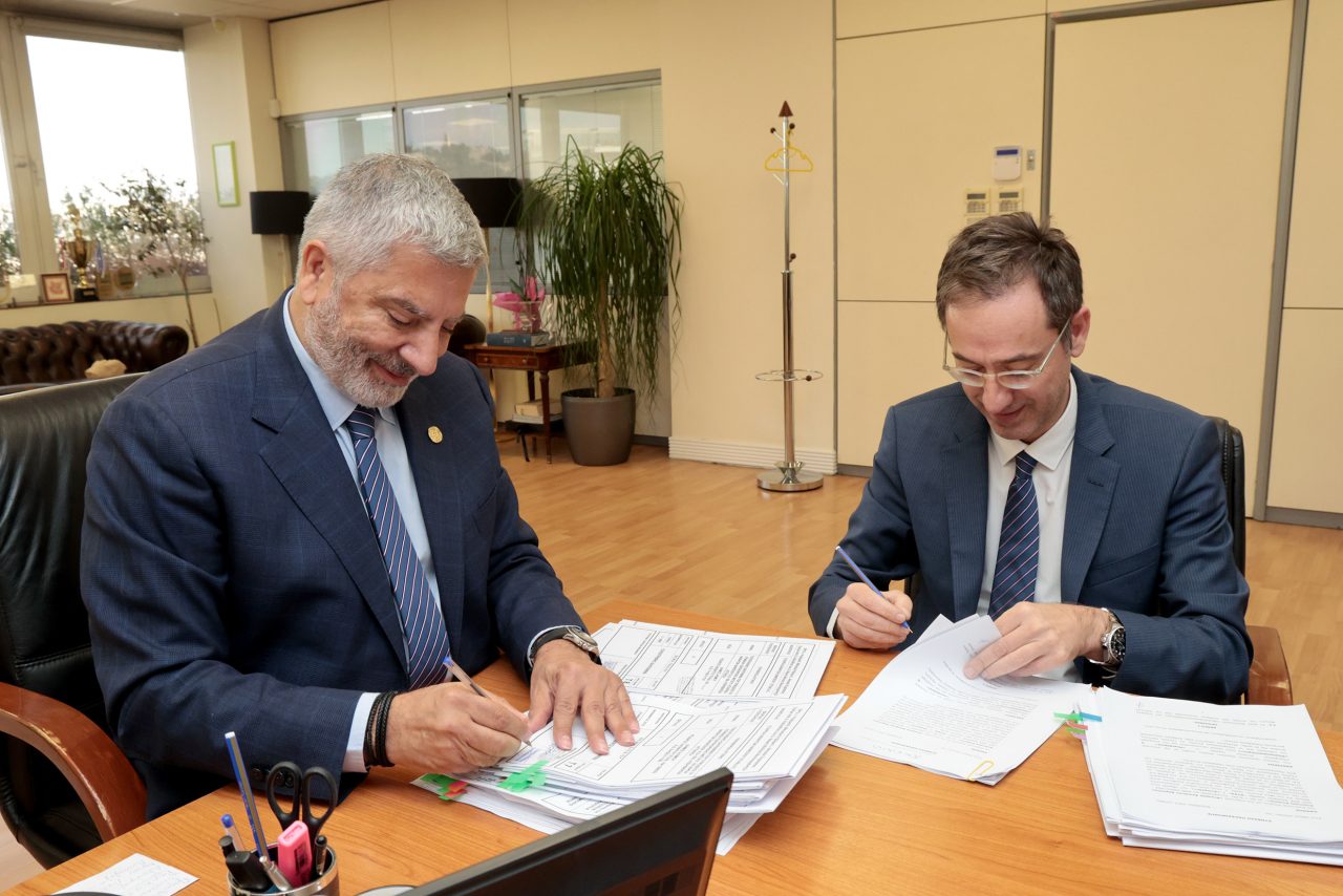 Yπογραφή της σχετικής σύμβασης παραχώρησης από τον Περιφερειάρχη Αττικής Γ. Πατούλη και τον Εντεταλμένο Σύμβουλο, εκτελών χρέη Διευθύνοντα Συμβούλου της ΕΤΑΔ ΑΕ Π. Μπαλωμένο.