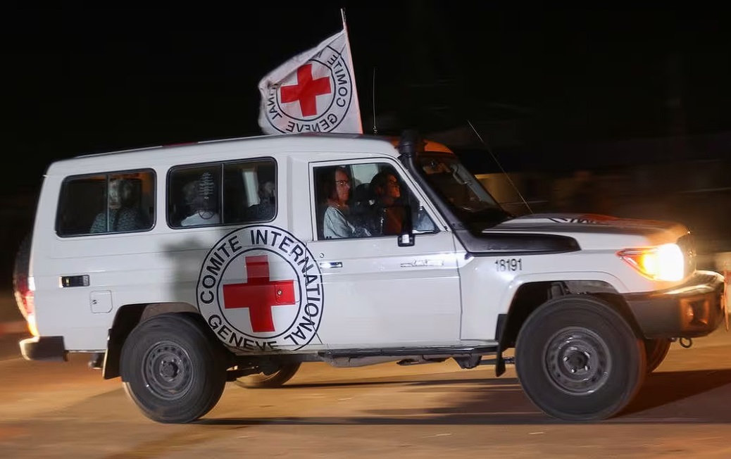 Ασθενοφόρο του Ερυθρού Σταυρου΄μεταφέρει απελεθυερωμένους ομήρους (Reuters)