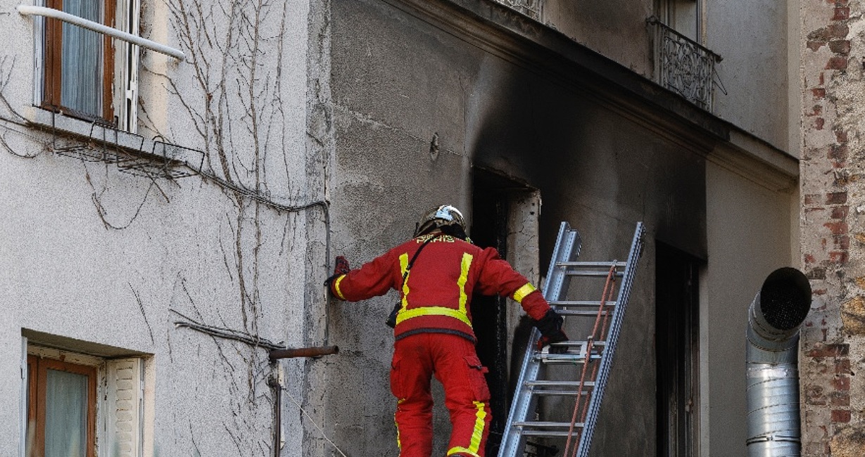 Πυροσβέστης στο Παρίσι επιχειρεί σε πυρκαγιά σε πολυκατοικία