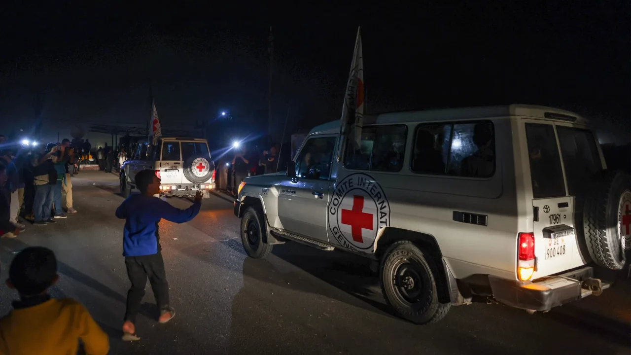 Ασθενοφόρα του Ερυθρού Σταυρού μεταφέρουν απελευθερωμένους ομήρους από τη Λωρίδα της Γάζας