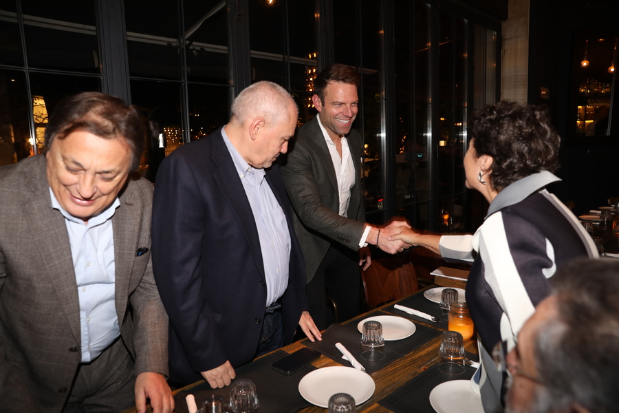 Στέφανος Κασσελάκης με βουλευτες του ΣΥΡΙΖΑ σε μπαρ στο Παγκράτι