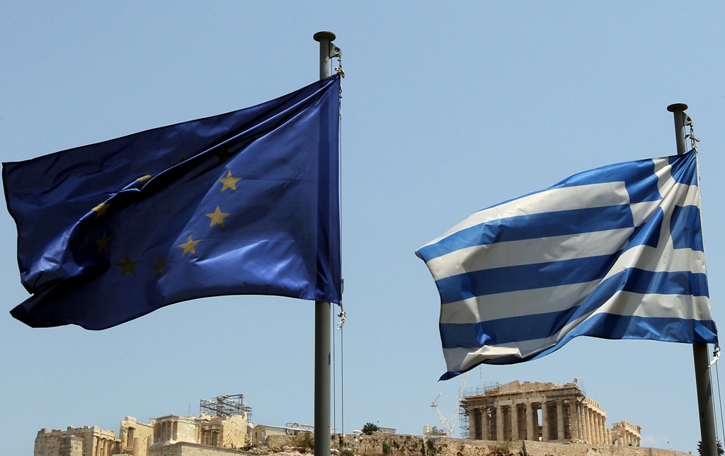 Η Ελληνική και η σημαία της Ευρωπαικής ¨Ενωσης κυματίζουν μπροστά από το λόφο της Ακρόπολης (ΑΠΕ-ΜΠΕ)