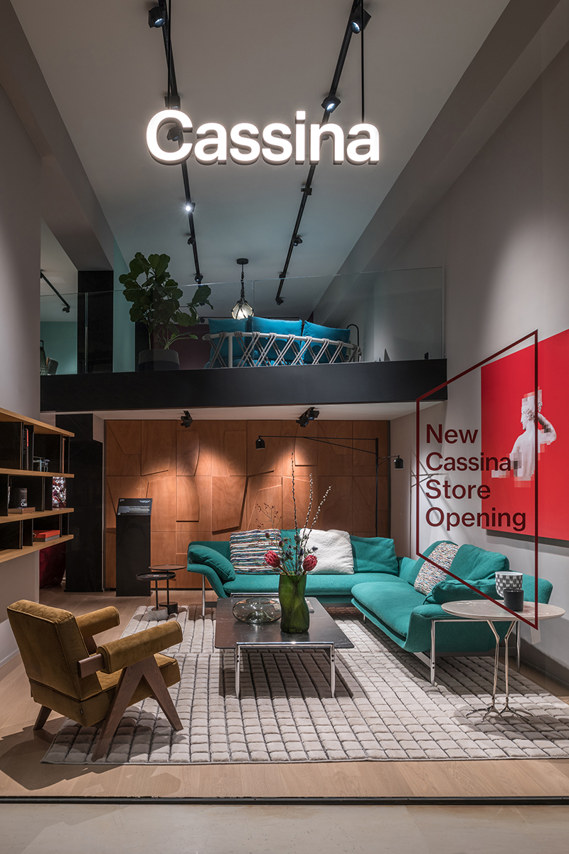 1.Στη βιτρινα του Cassina Store δεσποζει ο καναπές Εsosoft του Antonio Citterio