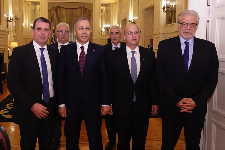 Ο υπουργός Μετανάστευσης και Ασύλου, Δημήτρης Καιρίδης (Α), ο υπουργός Προστασίας του Πολίτη, Γιάννης Οικονόμου(2Δ) και ο υπουργός Ναυτιλίας και Νησιωτικής Πολιτικής Χρήστος Στυλιανίδης(Δ) υποδέχονται τον υπουργό Εσωτερικών της Τουρκίας Ali Yerlikaya (2Α), κατά τη διάρκεια της συνάντησής τους στο υπουργείο Εξωτερικών, Αθήνα, Πέμπτη 7 Δεκεμβρίου 2023. Η συνάντηση γίνεται στο πλαίσιο της επίσκεψης του Προέδρου της Τουρκίας Ταγίπ Ερντογάν (Recep Tayyip Erdoğan), επ’ ευκαιρία του 5ου Ανώτατου Συμβουλίου Συνεργασίας Ελλάδας – Τουρκίας που πραγματοποιείται στην Αθήνα. ΑΠΕ-ΜΠΕ/ΑΠΕ-ΜΠΕ/ΧΑΡΗΣ ΑΚΡΙΒΙΑΔΗΣ