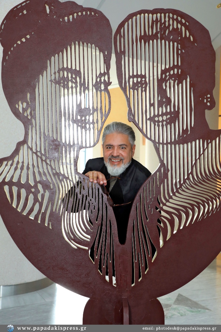 Ο καλλιτέχνης Marcos Marin μπροστά στο έργο του