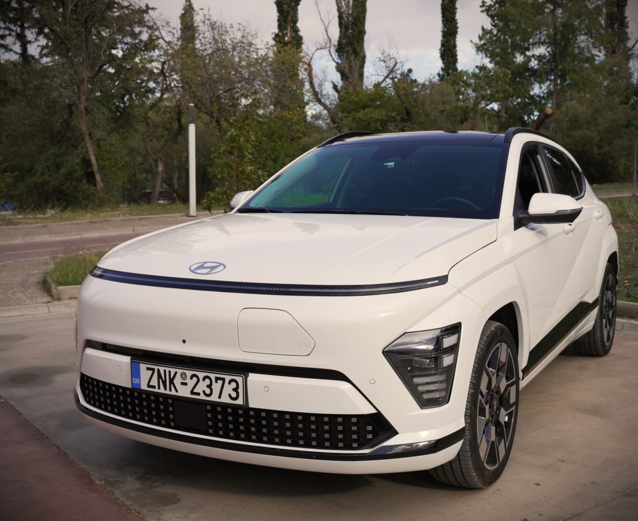 Το Kona Electric, αποτελεί μία ολοκληρωμένη πρόταση στην κατηγορία των B-SUV με μπαταρία 65,4 kWh και 380 χιλιόμετρα αυτονομίας.