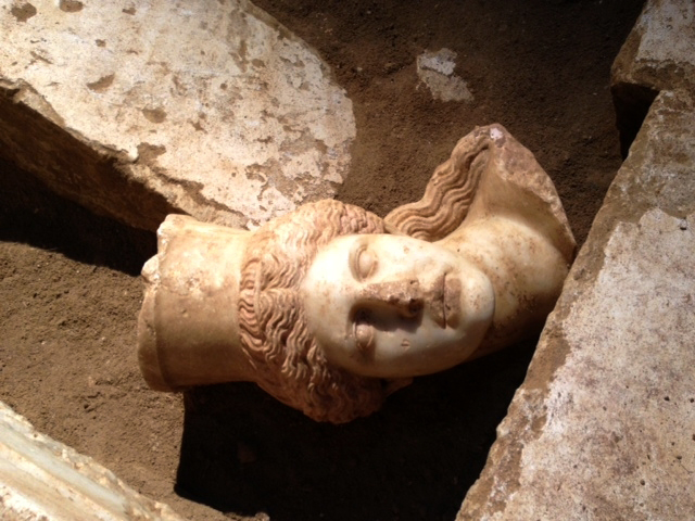 Το κεφάλι της Σφίγγας όπως βρέθηκε κατά την ανασκαφή