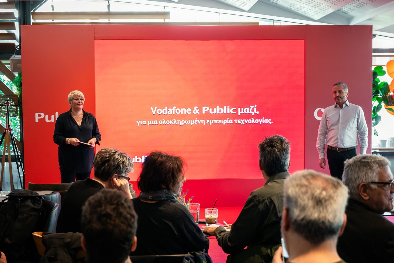 Η Κάτια Σταθάκη, Εμπορική Διευθύντρια καταναλωτικών προϊόντων της Vodafone Ελλάδας και ο Ρόμπυ Μπουρλάς, CEO του Public Group