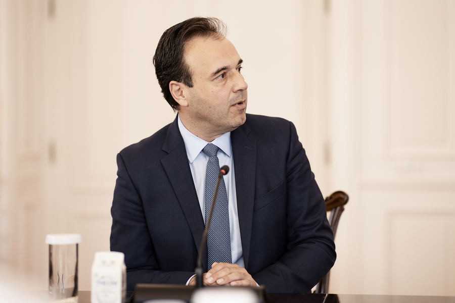 Ο υπουργός Ψηφιακής Διακυβέρνησης Δημήτρης Παπαστεργίου συμμετέχει στη σύσκεψη υπό τον πρωθυπουργό Κυριάκο Μητσοτάκη όπου παρουσιάστηκε η πρώτη εφαρμογή Τεχνητής Νοημοσύνης στο gov.gr, στο Μέγαρο Μαξίμου την Τρίτη 12 Δεκεμβρίου 2023