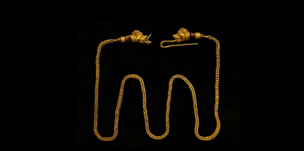 Αρχαιοελληνικό, χρυσό περιδέραιο με πόρπες σε σχήμα κεφαλής λεόντων. Κύπρος, 3ος αιώνας π.Χ.